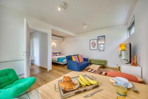 un salon avec une table et une chambre avec un lit dans l'établissement Garden & Central - Near United Nation - Geneva - CERN, à Ferney-Voltaire