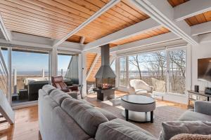 Khu vực ghế ngồi tại The Perch - Spa & Pool