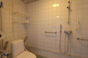 Ένα μπάνιο στο Forenom Serviced Apartments Vihti +11 φωτογραφίες