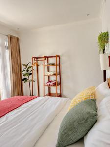 1 dormitorio con cama y estante con zapatos en Tranquil 2BR Villa with Pool, en Kerobokan 40 fotos más