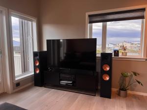 Μια τηλεόραση ή/και κέντρο ψυχαγωγίας στο Modern apartment, large terrace free parking and Wallbox