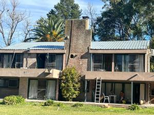 Το κτήριο όπου στεγάζεται  η παραθεριστική κατοικία +9 φωτογραφίες