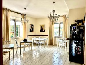 a kitchen and dining room with a table and chairs at Hotel Di Rocco in Loreto Aprutino