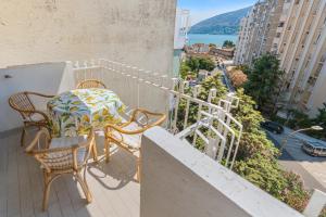 a balcony with a table and chairs on a balcony at Apartman Zvezda in Igalo