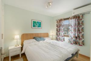 un dormitorio con una cama y una ventana en Eucalipto-Sun guaranteed-pool wifi, en Puerto Rico de Gran Canaria 18 fotos más