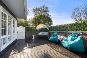 ライにあるEpic Group Escape - 900m Walk to Beach!の木製のデッキにビーズクッションが2つ置かれたパティオ