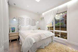 ライにあるEpic Group Escape - 900m Walk to Beach!の大きなベッドと窓のある白い寝室
