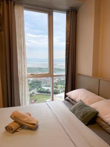 Un dormitorio con una cama con una ventana grande. en Studio with balcony in 8 Newtown Blvd, en Punta Engaño