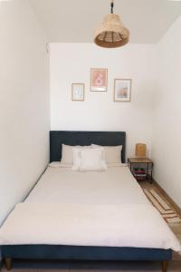 una camera da letto con un grande letto bianco con testiera blu di Wyjątkowy dom nad jeziorem - TU SIĘ ODPOCZYWA a Kąp