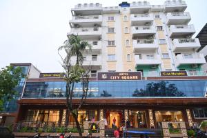Un edificio alto y blanco con un palacio de la ciudad. en City Square, en Deoghar