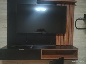 a large flat screen tv sitting on a stand at Casa Amoblada de Verano Inclán Mollendo Arequipa in Mollendo