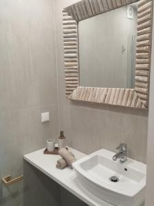 un bagno con un lavandino bianco e uno specchio di Villa Baía a Funchal