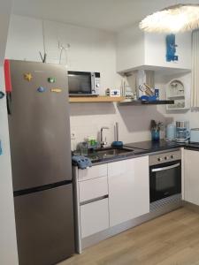 una cucina con frigorifero e adesivi di Villa Baía a Funchal Altre 9 foto