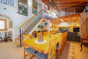 une salle à manger avec une table et un escalier dans l'établissement Ca na Bisquerra, à Santa Margalida