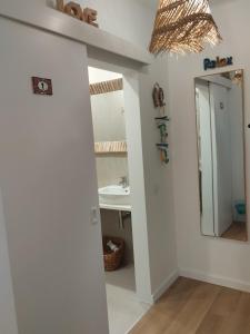 un bagno con lavandino e specchio di Villa Baía a Funchal