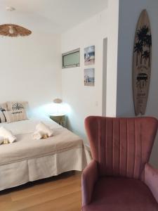 una camera da letto con un letto e una sedia di Villa Baía a Funchal