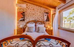 une chambre avec un lit et une fenêtre dans l'établissement Ca na Bisquerra, à Santa Margalida 32 autres photos