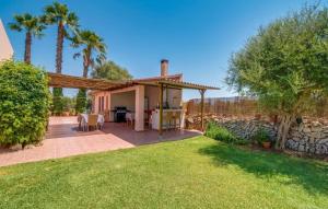 Cette maison dispose d'une terrasse et d'un jardin avec pelouse. dans l'établissement Ca na Bisquerra, à Santa Margalida