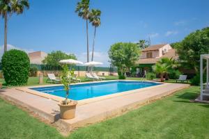 une piscine dans l'arrière-cour d'une maison dans l'établissement Ca na Bisquerra, à Santa Margalida