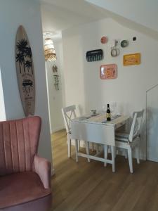 una sala da pranzo con tavolo e sedie bianchi di Villa Baía a Funchal