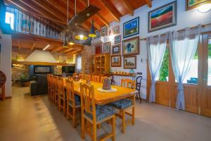 une salle à manger avec une table et des chaises en bois dans l'établissement Ca na Bisquerra, à Santa Margalida