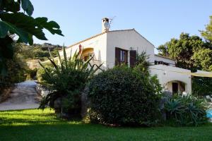 Taman di luar Villa Sebode mit Pool, Strandnähe & Klimaanlage