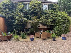 a garden with a table and chairs and plants at Da Vinci Guest House Gatwick Guest Parking, A Real Gem in Crawley
