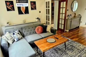 Χώρος καθιστικού στο 2 Large Bedroom House By Homebird Property Management Short Lets & Serviced Accommodation Leeds With Private Parking & Garden