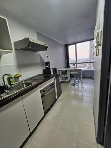 Kuchyň nebo kuchyňský kout v ubytování Apartment steps from the Alameda Terminal, Escuela PDI, Estación de Trenes and USACH, Facturable