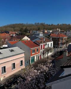 パンタンにあるLovely apartment next to Parisの家と花のある街の景色