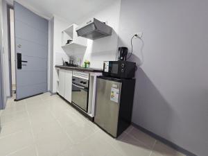 Kuchyň nebo kuchyňský kout v ubytování Apartment steps from the Alameda Terminal, Escuela PDI, Estación de Trenes and USACH, Facturable + 10 fotografií