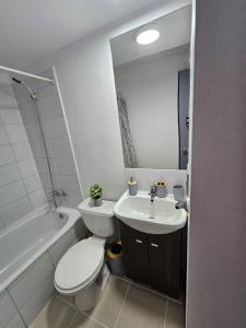 Koupelna v ubytování Apartment steps from the Alameda Terminal, Escuela PDI, Estación de Trenes and USACH, Facturable