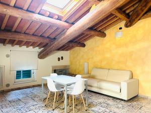 a living room with a couch and a table and chairs at Residenza Eden in Colà di Lazise