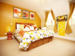 Ένα ή περισσότερα κρεβάτια σε δωμάτιο στο Comfortable 5-Bed House, Accommodates 9, Secure Parking Included, Ideal for Work Stays