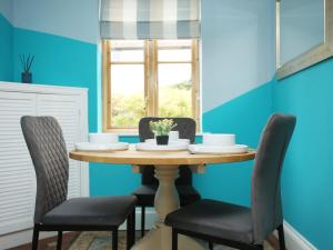 Χώρος καθιστικού στο Comfortable 5-Bed House, Accommodates 9, Secure Parking Included, Ideal for Work Stays