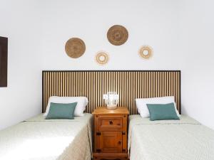 two beds sitting next to each other in a bedroom at EK Apartamento en Candelaria A in Candelaria