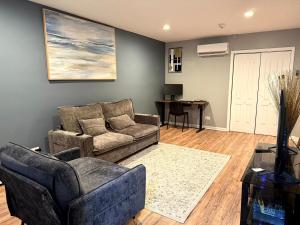 Χώρος καθιστικού στο Cozy 1BR Retreat Near Transit, Dining And Parking