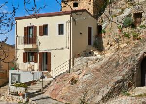a house on the side of a mountain at lacasetta98 in Sperlinga