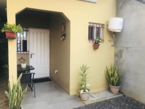 Imagen de la galería de American Studio Angondjé - Secure Parking, en Libreville 12 fotos más