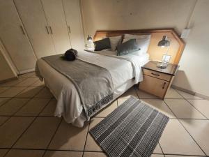 En eller flere senge i et værelse på Travelbugs Stay + 21 billeder