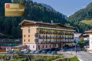 um hotel com uma placa que diz cartão de verão em Hotel Vent em Vent mais 28 fotografias