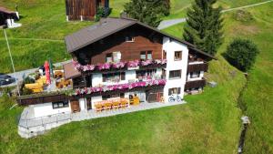 een luchtzicht op een huis met een balkon bij Alpinchalet Zigjam in Gaschurn