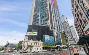 a city street with a tall skyscraper at Modern 2B1B Apt Southbank Next to Crown W Parking in Melbourne
