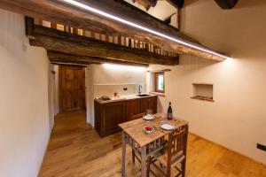 une cuisine avec une table en bois dans une pièce dans l'établissement Wild Adelasia - Cascina Sarvaglioni, à Ferrania