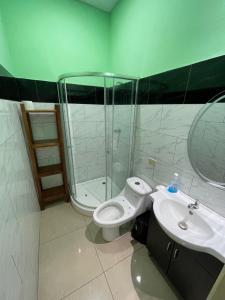 Un baño con ducha, inodoro y lavabo. en Casa Lenca, en Jucuarán