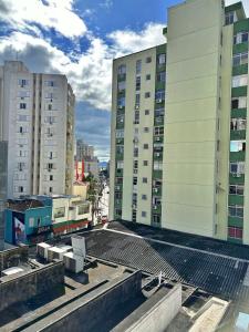 Blick auf eine Stadt mit hohen Gebäuden in der Unterkunft Home 403 - Studio sofisticado no centro de Floripa in Florianópolis