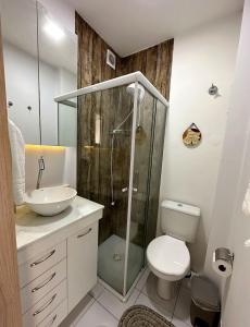 ein Badezimmer mit Dusche, Toilette und Waschbecken in der Unterkunft Home 403 - Studio sofisticado no centro de Floripa in Florianópolis