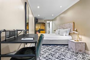 1 dormitorio con 1 cama y escritorio con escritorio en Casa do Patio by Shiadu, en Lisboa