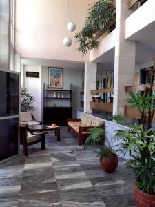 salon z kanapą i stołem w obiekcie Residencial Sol - Cidade alta w mieście Natal