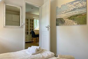 Un dormitorio con una cama y un cuadro en la pared. en Gesa in Boldixum, en Boldixum